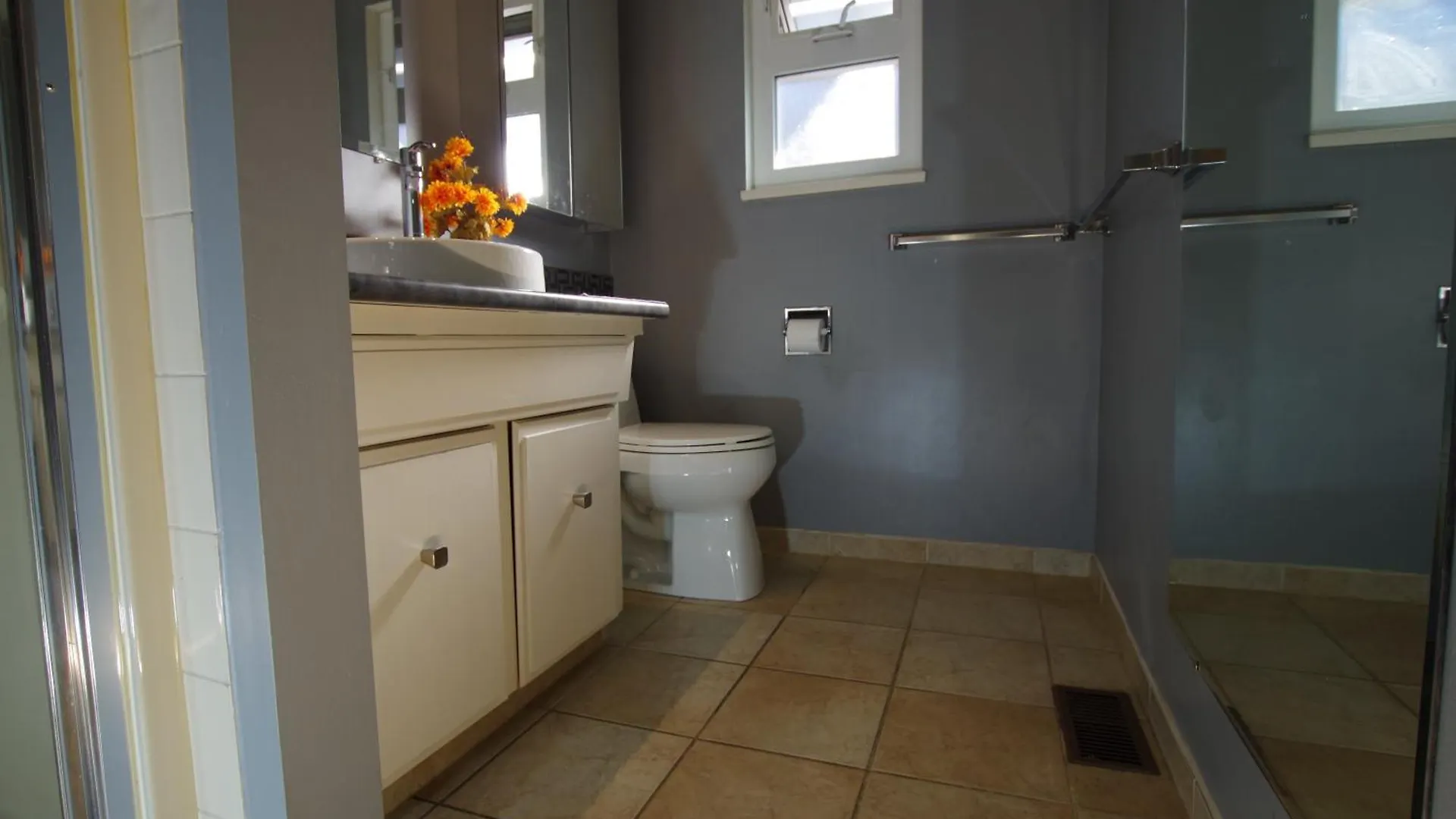 New Master Room & Private Washroom 203 Richmond Canada